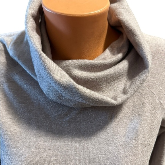 Women’s RAYA Cyrus NYC Size Medium Sweater Beige Cowl Neck Hi Low Soft - Picture 6 of 11